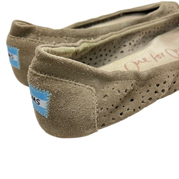 Toms Beige Taupe Casual Flats Boho Slip On Loafers Laser Cut Outs Shoes sz 8 - Picture 3 of 16